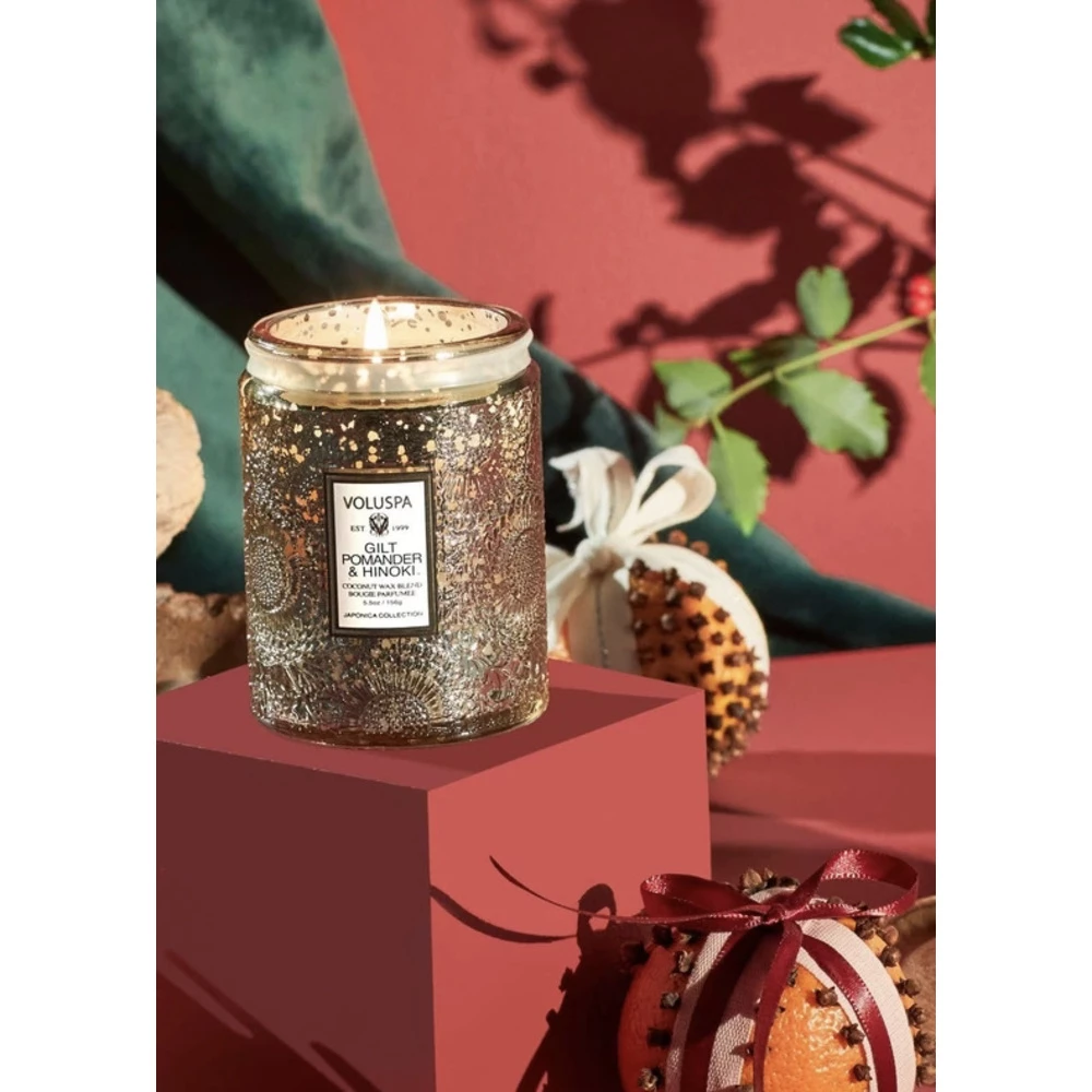 Voluspa Small Glass Jar Candle Gilt Pomander & Hinoki Yellow 4 Voluspa Small Glass Jar Candle Gilt Pomander & Hinoki Yellow - Bilde 2