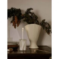 Ferm Living Fountain Vase White -Miinto Salgsbutikk unnamed file 908